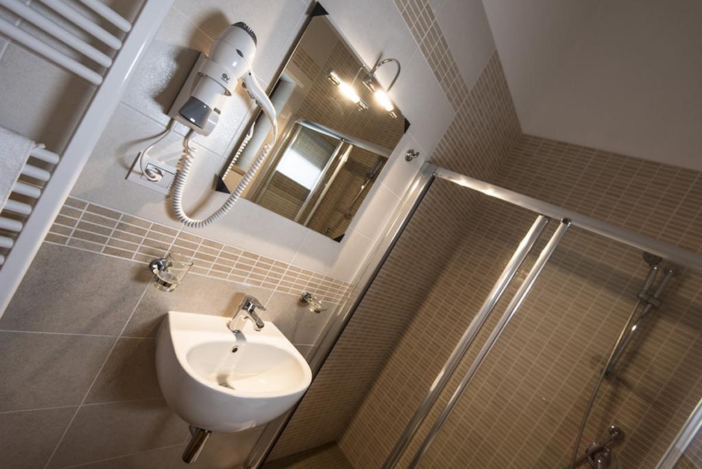 Golden House Hotel Месане Стая снимка