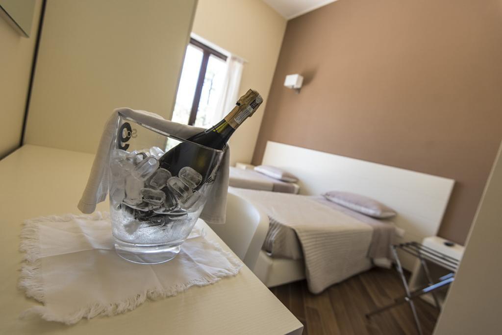 Golden House Hotel Месане Стая снимка